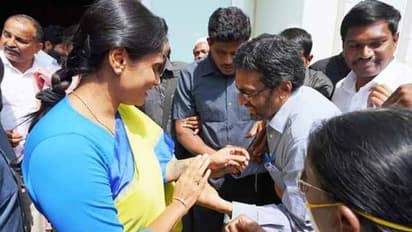 అలా అయితే ముక్కు నేలకు రాసి ఇంటికి వెళ్తా: షర్మిల పాదయాత్ర షురూ