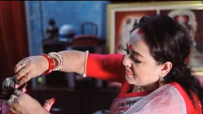 ঘরোয়া উপাচার, অনাড়ম্বর আয়োজন, হাসি মুখে মা লক্ষ্মীকে বরণ করলেন অপরাজিতা আঢ্য