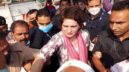 ప్రియాంక గాంధీని అదుపులోకి తీసుకున్న పోలీసులు.. కారును అడ్డుకోవడంతో ఉద్రిక్తత..సెల్పీలు  దిగిన  మహిళా పోలీసుల