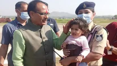 लेडी अफसर को सलाम: छाती पर डेढ़ साल की बेटी और हाथ में गन, जब CM ने इस DSP को देखा तो पास जाकर की तारीफ