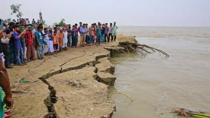 গঙ্গার পাড় জুড়ে ভয়াবহ ভাঙ্গন, সীমান্ত শহর তলিয়ে যাওয়ার মুখে