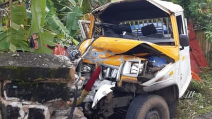 കോഴി വേസ്റ്റുമായി പോയ പിക്കപ്പ് വാൻ കലുങ്കിലിടിച്ച് അപകടം