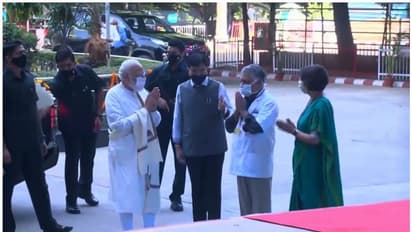 വാക്സിനേഷനില് പുതുചരിത്രം; രാജ്യം 100 കോടി ഡോസ് വാക്സീന്റെ നിറവില്, മോദി ആര്എംഎല് ആശുപത്രിയിലെത്തി