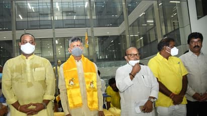 ప్రభుత్వ ఉగ్రవాదంపై పోరు... పగిలిన అద్దాలు, ధ్వంసమైన ఫర్నీచర్ మధ్యే చంద్రబాబు దీక్ష (ఫోటోలు)