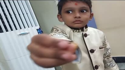 చిన్నారి బాలుడి పెద్దమనసు... యాదాద్రి ఆలయానికి బంగారు ఉంగరం విరాళం