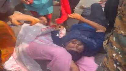 పట్టాభిని హాస్పిటల్ కు తరలిస్తుండగా ఉద్రిక్తత... అడ్డుకున్న టిడిపి శ్రేణులు... ఈడ్చుకెళ్లిన పోలీస్ బలగాలు