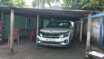 বিশ্ববিদ্যালয় চত্বরে পড়ে রয়েছে নীলবাতি লাগানো বেওয়ারিশ গাড়ি, ছড়াল আতঙ্ক