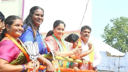 Huzurabad Bypoll: సీఎం కేసీఆర్ ఓ పిరికోడు.. రావణ రాజ్యం పోవాలి.. తీవ్ర స్థాయిలో విరుచుకుపడ్డ రాములమ్మ..