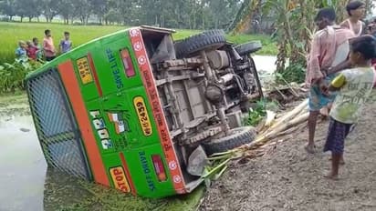 নিয়ন্ত্রণ হারিয়ে নয়ানজুলিতে গাড়ি, প্রাণে বাঁচতে কোনওরকমে কাঁচ ভেঙে বের হন যাত্রীরা