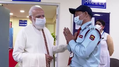 जब अस्पताल के गार्ड के पास पहुंचे मोदी, चौकीदार की बात पर खिलखिलाकर हंसे, शाबाशी देकर थपथपाई पीठ