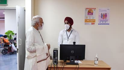COVID-19 वैक्सीनेशन: 50% से कम वैक्सीनेशन वाले जिलों की रिव्यू करेंगे PM Modi, 40 से अधिक डीएम की लगेगी क्लास