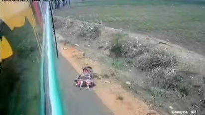 திருமண வீடு சாவு வீடாக மாறிய சோகம்.. மினி பேருந்தில் இருந்து தவறி விழுந்த பெண் உயிரிழப்பு.!