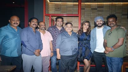 'మోస్ట్ ఎలిజిబుల్ బ్యాచిలర్' టీం సక్సెస్ పార్టీ.. ఫుల్ జోష్ లో అఖిల్, పూజా హెగ్డే