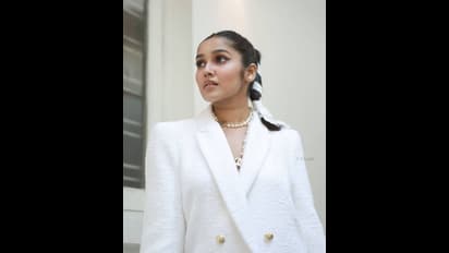 பேன்ட் போட மறந்துடீங்களா? வெள்ளை நிற கோட் மட்டும் போட்டு வேற லெவல் கிளாமரில் கலக்கும் குட்டி நயன் அனிகா!