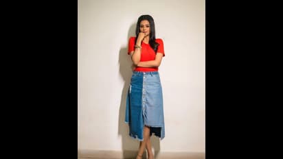 చిరిగిపోయిన అతుకుల డ్రెస్ లో ప్రియమణి హాట్ ఫోజులు.. నెటిజన్లు ఫిదా