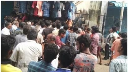 50 പൈസക്ക് ടീ ഷര്‍ട്ട് ഓഫര്‍!, കടയില്‍ തിരക്കോട് തിരക്ക്; ഒടുവില്‍ പൊലീസ് ഇടപെട്ടു