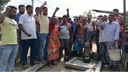 মিলছে না বিশুদ্ধ পানীয় জল, দিন যাপনে ভরসা পুকুরের ঘোলা জল, বিক্ষোভ স্থানীয়দের