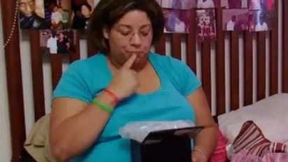 భర్త చితాభస్మాన్ని ఐస్ క్రీం తిన్నట్టు తింటూ..ఎక్కడికెళ్లినా తీసుకెడుతూ.. ఓ భార్య వింత ప్రేమ...