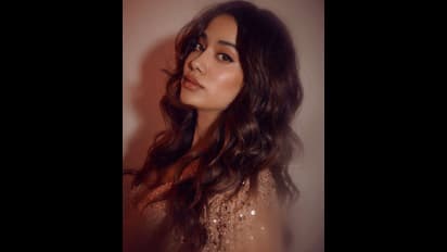Janhvi Kapoor- শারীরিক ও মানসিক ভাবে বিধ্বস্ত হয়ে পড়েছেন জাহ্নবী, হঠাৎ কী হল শ্রী-কন্যার