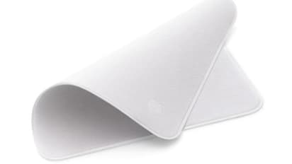 ഫോൺ തുടക്കാനുള്ള ചെറിയ തുണിക്ക് വില 1900 രൂപ; അന്തംവിട്ട് ജനം, ന്യായീകരിച്ച് ആപ്പിൾ