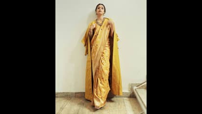 பட்டு சேலை மீது பக்கா ஸ்டைலிஷான தங்க நிற கோட்... வித்தியாசமான அவுட் ஃபிட்டில் தெறிக்கவிடும் கீர்த்தி சுரேஷ்..!