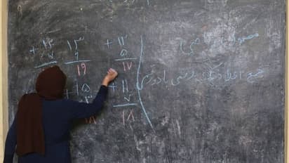 ശമ്പളമില്ല, കയ്യിൽ പണവുമില്ല, അഫ്ഗാനിൽ അധ്യാപകരുടെ പ്രതിഷേധം