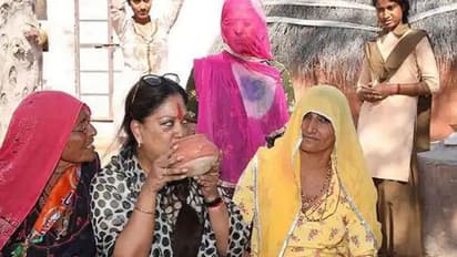 गरीब के घर 'मेहमान' बनी पूर्व सीएम वसुंधरा राजे, खाट पर बैठीं, रबड़ी का स्वाद चखा, महिलाओं ने की मनुहार