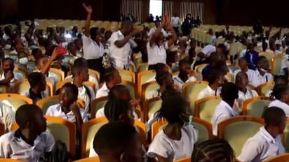 പഠിക്കണമെന്നാവശ്യപ്പെട്ട് വിദ്യാര്ത്ഥികള് പാര്ലമെന്റിലേക്ക് ഇരച്ചുകയറി