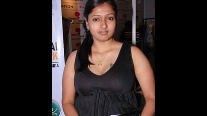 காயத்ரி ரகுராம் சறுக்கி விழுந்தபோது விலகிய புடவை.. ஆபாசமாக பதிவிட்ட திமுக பிரமுகர்.. காவல் ஆணையரிடம் புகார்.