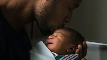 ರಾತ್ರಿ ವೇಳೆ ಮಗು ಆಗಾಗ ಎಚ್ಚರಗೊಳ್ಳುತ್ತಿದ್ದರೆ ಈ ಟ್ರಿಕ್ಸ್  ಪಾಲಿಸಿ