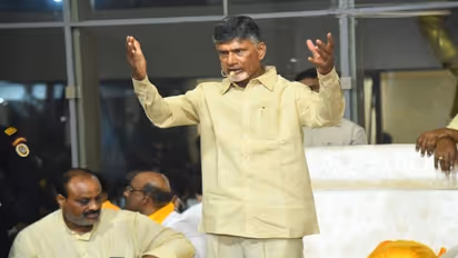 వాసిరెడ్డి పద్మతో వాగ్వాదం : టీడీపీ కార్యాలయానికి మహిళా కమీషన్ ప్రతినిధులు.. చంద్రబాబుకు నోటీసులు