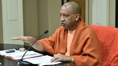 CM योगी का बड़ा फैसला: अब बच्चों के माता पिता खरीद सकेंगे यूनिफार्म, सरकार देगी पैसा, नहीं चलेगी कमीशनबाजी