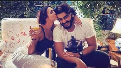 Malaika-Arjun Breakup : মালাইকাকে বুকে টেনে মিরর সেলফিতে অন্তরঙ্গতা, 'Breakup'-এর গুঞ্জনে জল ঢাললেন অর্জুন