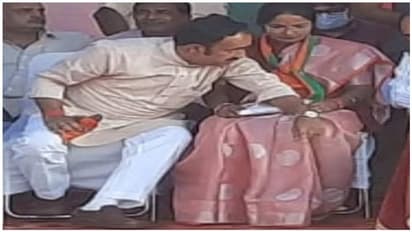 பொதுமேடையில் பெண்ணின் முழங்காலில் கைவைத்த பாஜக அமைச்சர்... சிக்கிய கண்ணாடி கழற்றிய விஜபி..!