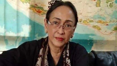 Sukmawati Soekarnoputri, daughter of ex-Indonesian Prez Soekarno, converts from Islam to Hindu