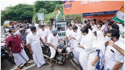 'പെട്രോളിന് 44.52 രൂപ നിരക്കിൽ വിൽപ്പന'; തിക്കിത്തിരക്കി ജനം
