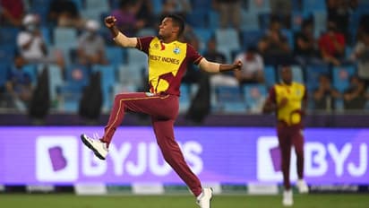 ടി20 ലോകകപ്പ്: അക്കീല് ഹൊസൈന്റെ കൈകളില് വിരിഞ്ഞത് എക്കാലത്തെയും മികച്ച റിട്ടേണ് ക്യാച്ച്? വീഡിയോ