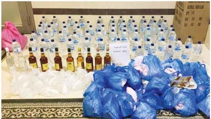 വാഹന പരിശോധനയ്ക്കിടെ കണ്ടെത്തിയത് 120 കുപ്പി മദ്യം; പ്രവാസികള് അറസ്റ്റിലായി