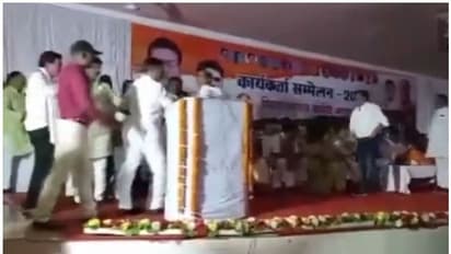 సభపైనే కాంగ్రెస్ నేతల బాహాబాహీ.. మాట్లాడుతుంటే ఆ నేతను నెట్టేసిన కార్యకర్తలు