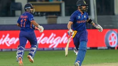 ടി20 ലോകകപ്പ്: ഗിയര്‍ മാറ്റി വിരാട് കോലി; പാകിസ്ഥാനെതിരെ ഇന്ത്യ കരകയറുന്നു