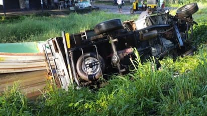 ഡ്രൈവര് ഉറങ്ങി; പിക്കപ്പ് വാൻ നിയന്ത്രണം വിട്ട് പോസ്റ്റിലിടിച്ച് മറിഞ്ഞു