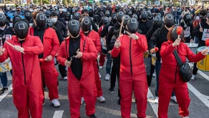 ദക്ഷിണ കൊറിയയെ സ്തംഭിപ്പിച്ച് തൊഴിലാളികളുടെ പ്രതിഷേധം, വേഷം സ്ക്വിഡ് ഗെയിമിലേത്