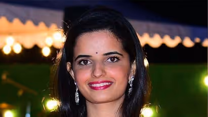 ಪಾಯಿಂಟೆಡ್ ಹೀಲ್ಸ್, ಸ್ಟೈಲಿಷ್ ಡ್ರೆಸ್: ಟ್ರೆಡಿಷನಲ್ & ಮಾಡರ್ನ್ ಎರಡಕ್ಕೂ ಸೈ ರಾಣಿ ತ್ರಿಷಿಕಾ ಕುಮಾರಿ