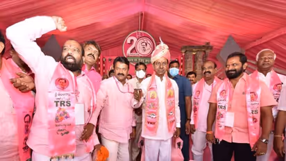 టీఆర్ఎస్ విజయగర్జన సభ వాయిదా: దీక్షా దివస్ రోజునే వరంగల్లో సభ