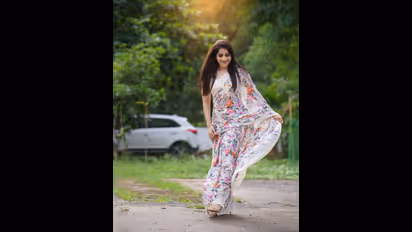 నాజూకైన ఒంపుసొంపులన్నీ చీరలో దాచిపెట్టిన రష్మీ.. మెస్మరైజింగ్ ఫోటోస్