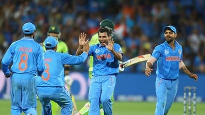 മറക്കരുത്; 2015ലെ ലോകകപ്പില് പാക്കിസ്ഥാനെതിരെ ഹീറോ ആയത് ഷമി, വിദ്വേഷ പ്രചാരണങ്ങള്ക്ക് മറുപടിയുമായി ആരാധകര്