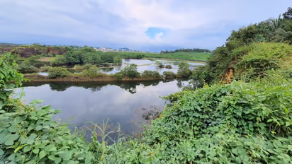കരിപ്പൂര്‍ വിമാനത്താവളത്തിന് സമീപം തടാകം, കാണാൻ സന്ദർശക തിരക്ക്, ആശങ്കയോടെ നാട്ടുകാര്‍