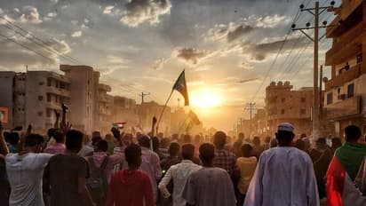 सूडान में सेना के तख्ता पलट के बाद जनता सड़कों पर, सेना संघर्ष में कम से कम दस लोग मारे गए, 150 से अधिक घायल