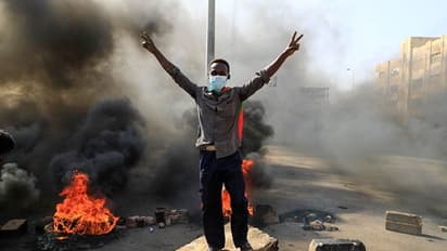 സുഡാന്‍; സൈനീക അട്ടിമറിക്ക് പിന്നാലെ ഏഴ് മരണം 140 പേര്‍ക്ക് പരിക്ക് 300 ഓളം പേര്‍ അറസ്റ്റില്‍