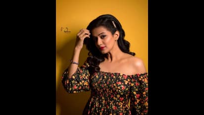 Priyamani:భుజాలపై నుండి జారిపోతున్న ప్రియమణి గౌను, ఆ సోకులు చూస్తే కుర్రాళ్ళు ఏం కాను..!